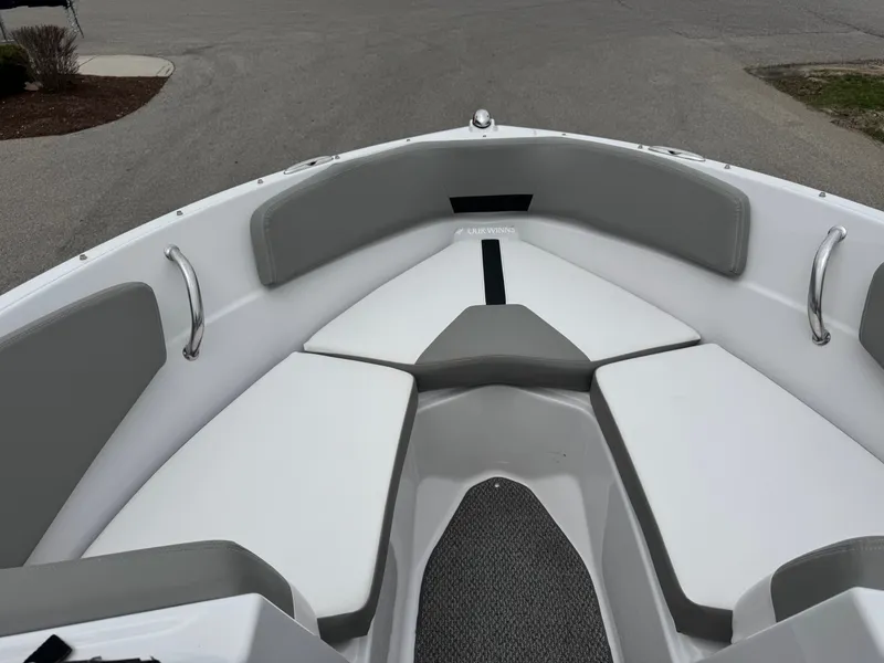 Slide: The Image of Interior view of 2016 Four Winns 190 Horizon boat. - 11