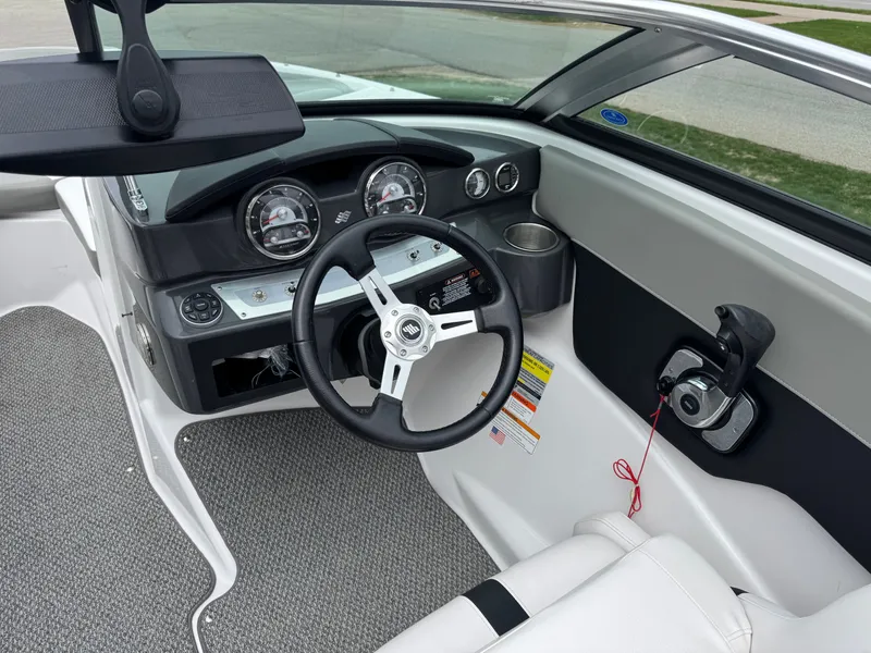Slide: The Image of Interior view of 2016 Four Winns 190 Horizon boat cockpit. - 9