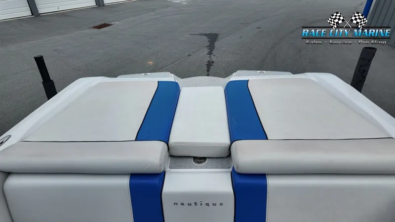 Slide: The Image of Rear view of a 2007 Correct Craft 236TE boat with blue and white upholstery. - 30