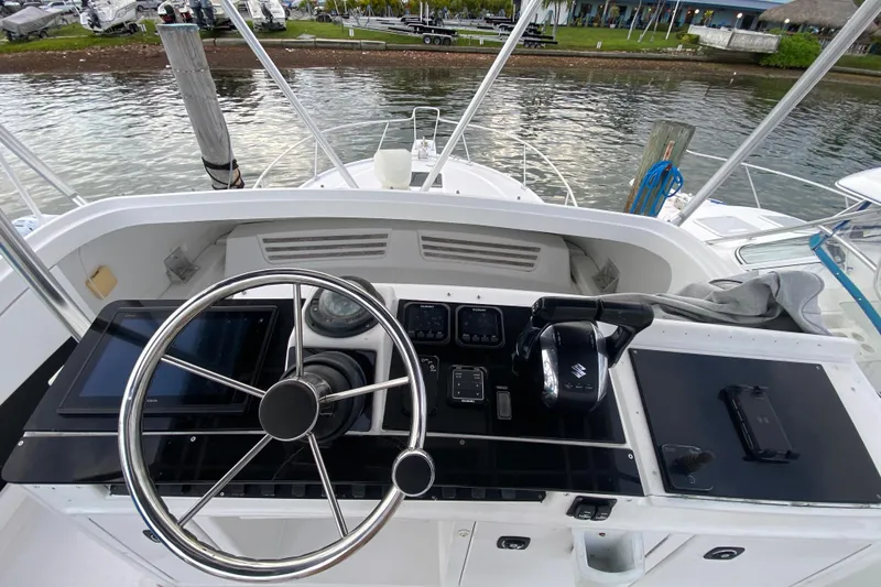 Slide: The Image of Helm of 1994 Luhrs 32 Convertible boat with steering wheel and controls. - 22