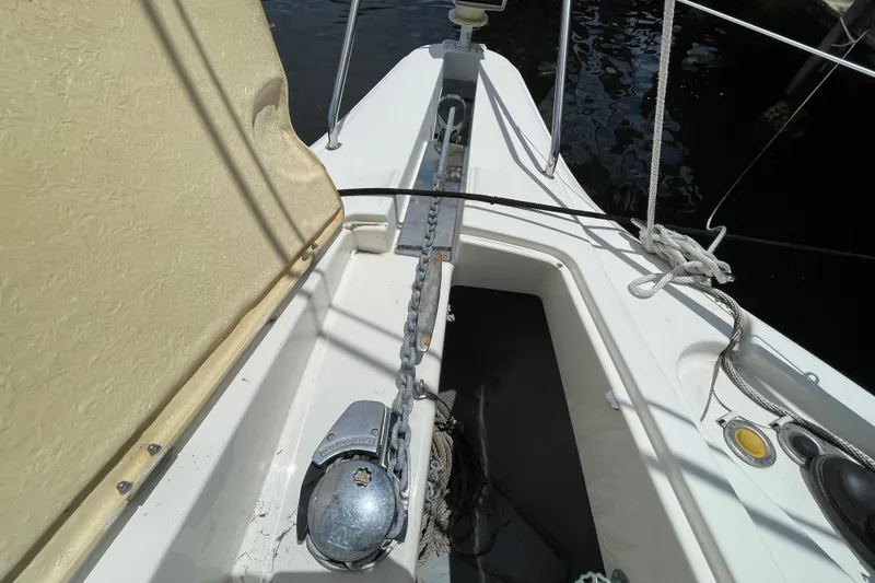 Slide: The Image of Anchor chain and winch on 2002 Silverton 330 Sport Bridge boat deck. - 5