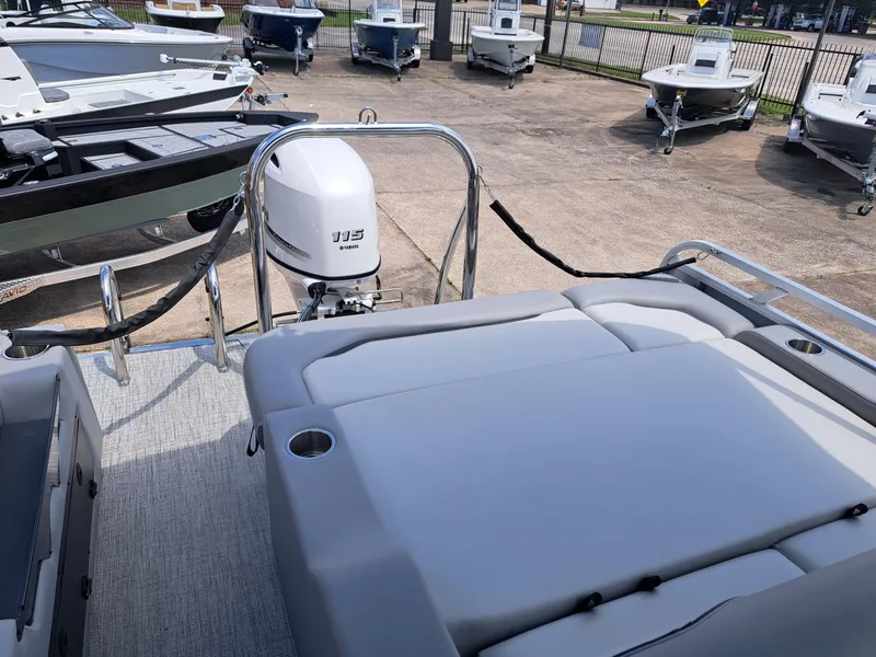 Slide: The Image of Avalon VNT VRB21 2026 with Yamaha 115 engine at boat show. - 24