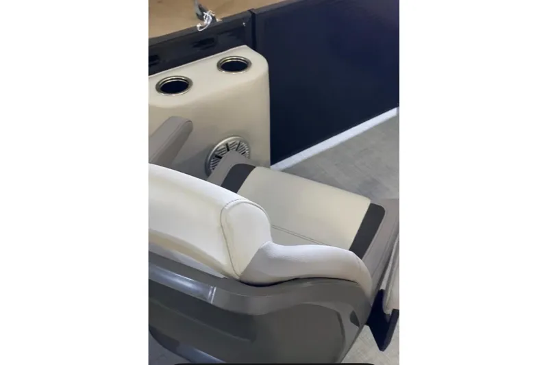 Slide: The Image of Captain's chair and console on 2026 Princecraft Vectra 23 QL boat. - 11