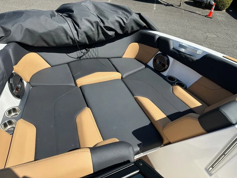 Slide: The Image of MasterCraft XT24 2022 - 12