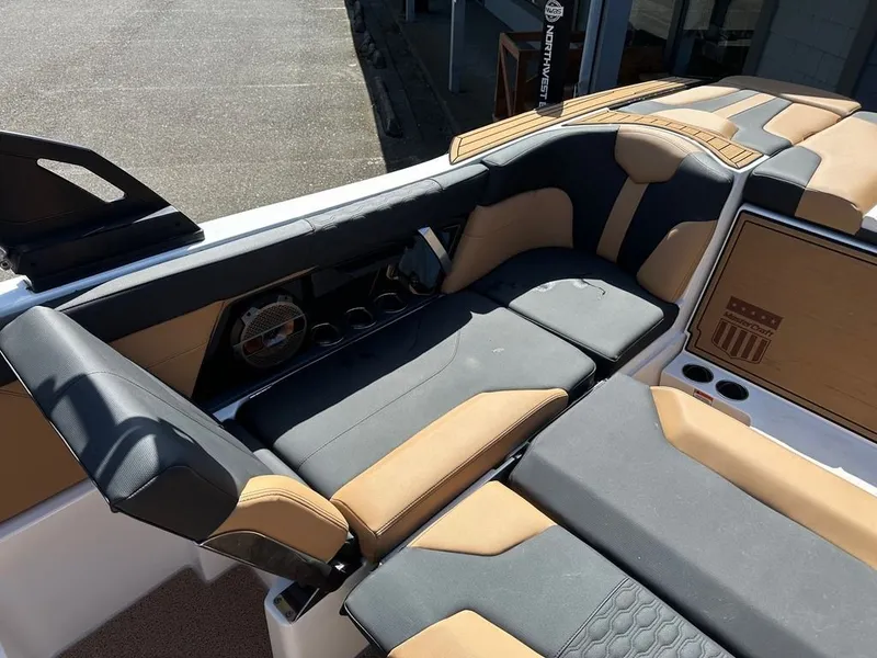 Slide: The Image of MasterCraft XT24 2022 - 7