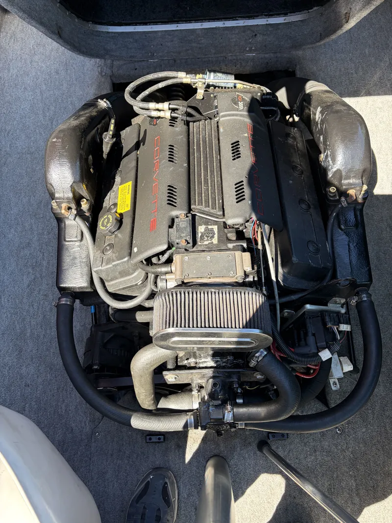 Slide: The Image of 1997 MasterCraft Prostar 205 engine with Corvette branding. - 5