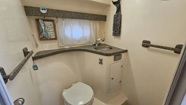 Slide: The Image of Rinker Fiesta Vee 312 2004 - 25