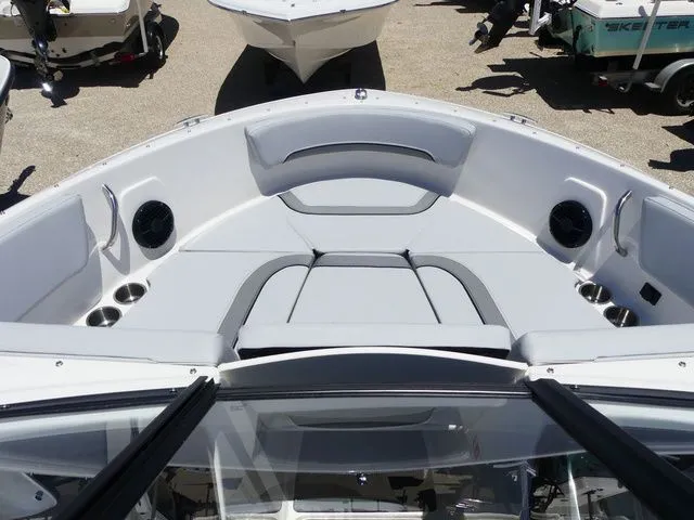 Slide: The Image of Bayliner V20 Bowrider 2026 - 11
