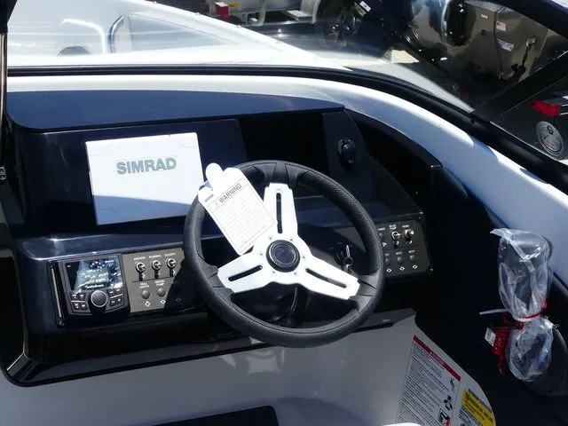 Slide: The Image of Bayliner V20 Bowrider 2026 - 15
