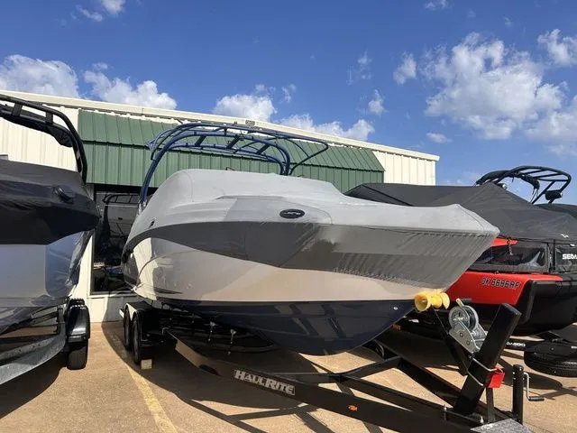 Slide: The Image of Yamaha Boats 242SE 2020 on trailer, covered, outside warehouse. - 28
