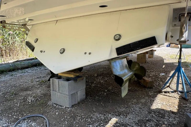 Slide: The Image of 2006 Formula 40 Performance Cruiser on blocks, showing propeller and hull details. - 29