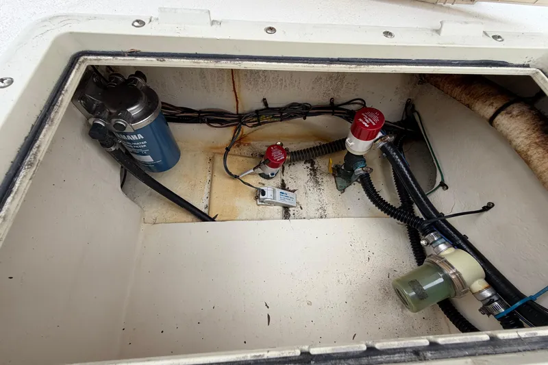Slide: The Image of 2003 Parker 21SE Center Console boat compartment with Yamaha fuel filter and wiring. - 25