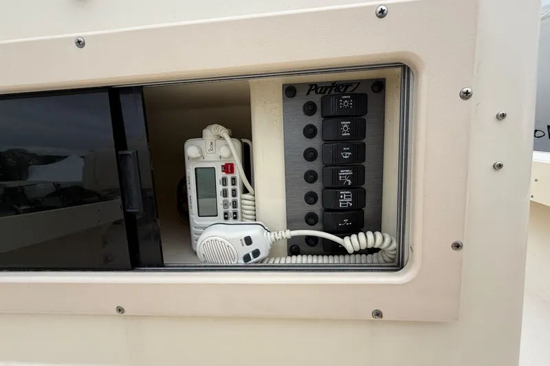 Slide: The Image of Control panel and radio on a 2003 Parker 21SE Center Console boat. - 36