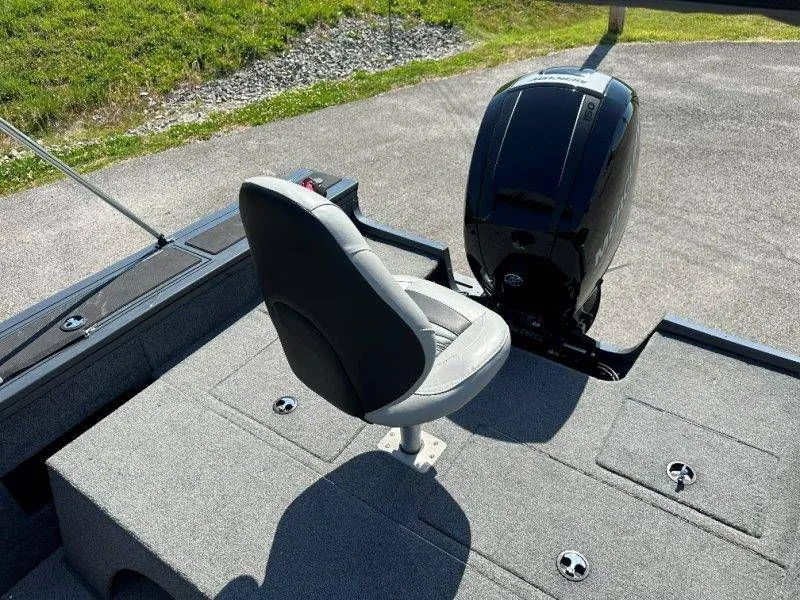 Slide: The Image of 2019 Tracker Targa V18 boat rear with seat and motor. - 36