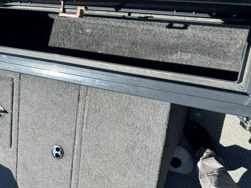 Slide: The Image of Interior of a 2019 Tracker Targa V18 boat. - 39