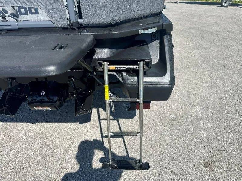 Slide: The Image of Sea-Doo Switch Cruise 18 2022 with retractable swim ladder. - 14