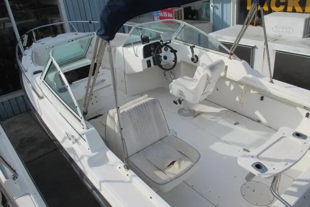 Slide: The Image of 1999 Boston Whaler 20 Ventura Bowrider with white interior and steering console. - 12