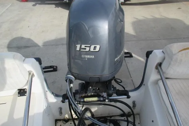 Slide: The Image of 1999 Boston Whaler 20 Ventura Bowrider with Yamaha 150 outboard motor. - 6