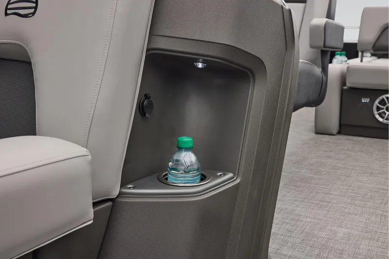 Slide: The Image of Sun Tracker Party Barge 22 RF DLX 2026 - 18