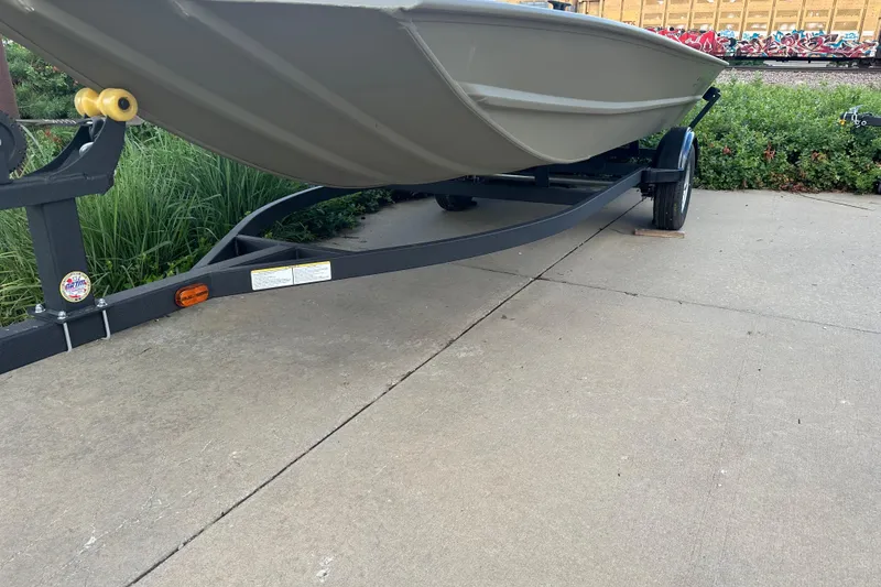 Slide: The Image of Tracker Grizzly 1754 Utility 2026 - 17
