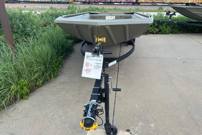 Slide: The Image of Tracker Grizzly 1754 Utility 2026 - 18