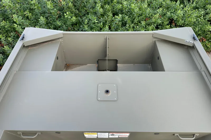 Slide: The Image of Tracker Grizzly 1754 Utility 2026 - 21