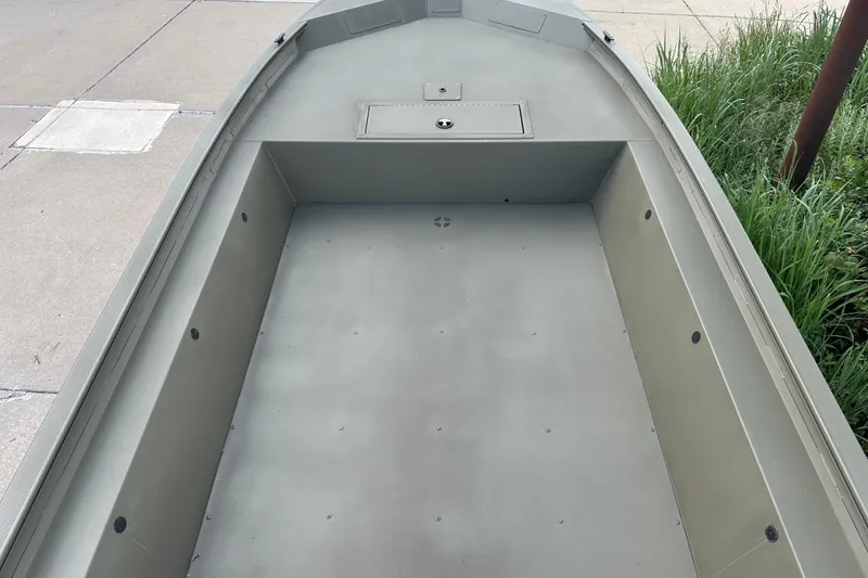 Slide: The Image of Tracker Grizzly 1754 Utility 2026 - 22