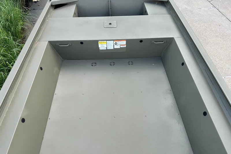 Slide: The Image of Tracker Grizzly 1754 Utility 2026 - 23