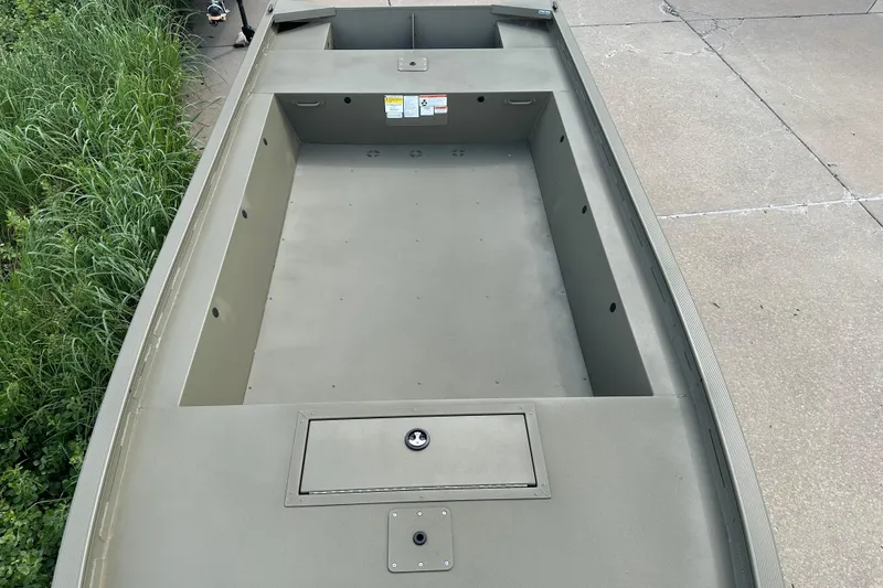 Slide: The Image of Tracker Grizzly 1754 Utility 2026 - 24