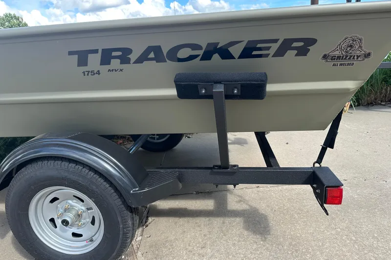 Slide: The Image of Tracker Grizzly 1754 Utility 2026 - 25