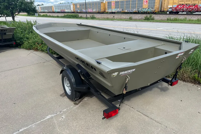 Slide: The Image of Tracker Grizzly 1754 Utility 2026 - 26