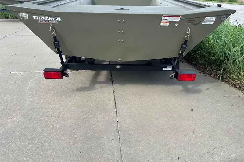 Slide: The Image of Tracker Grizzly 1754 Utility 2026 - 27