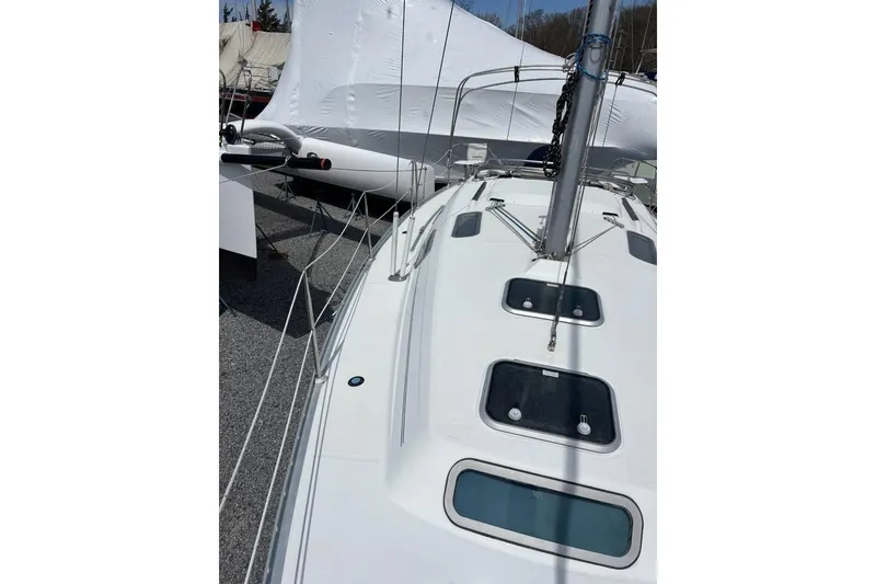 Slide: The Image of 1995 Beneteau Oceanis 321 sailboat deck view with mast and hatches. - 7