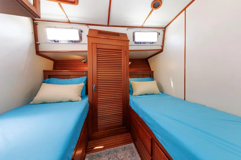Slide: The Image of Cozy twin cabin with blue bedding in 2000 Eastbay 49 yacht. - 33