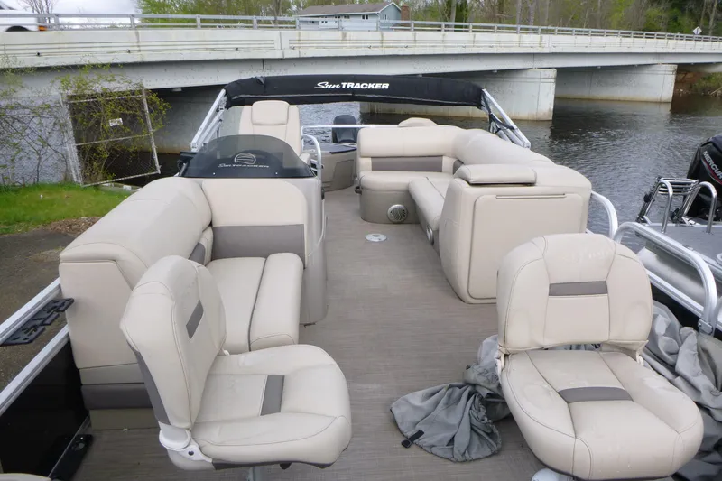 Slide: The Image of 2021 Sun Tracker Fishin' Barge 20 DLX pontoon boat with spacious seating and modern design. - 6