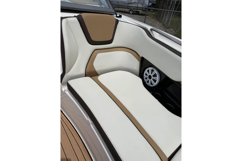 Slide: The Image of 2022 Yamaha Boats 252SE interior with beige and white cushioned seating. - 14