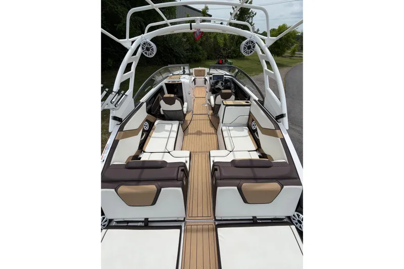 Slide: The Image of 2022 Yamaha Boats 252SE interior with luxurious seating and modern design. - 3