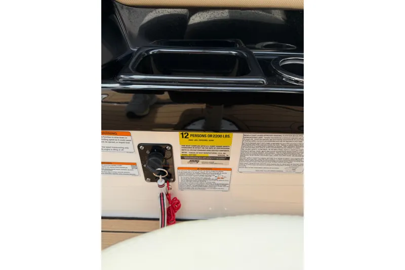 Slide: The Image of Control panel of 2022 Yamaha Boats 252SE, showing capacity and safety warnings. - 6