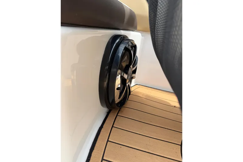 Slide: The Image of Speaker on 2022 Yamaha Boats 252SE with teak-style flooring. - 9