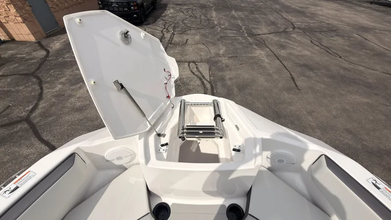 Slide: The Image of Yamaha AR220 2026 with open bow hatch and integrated ladder. - 37