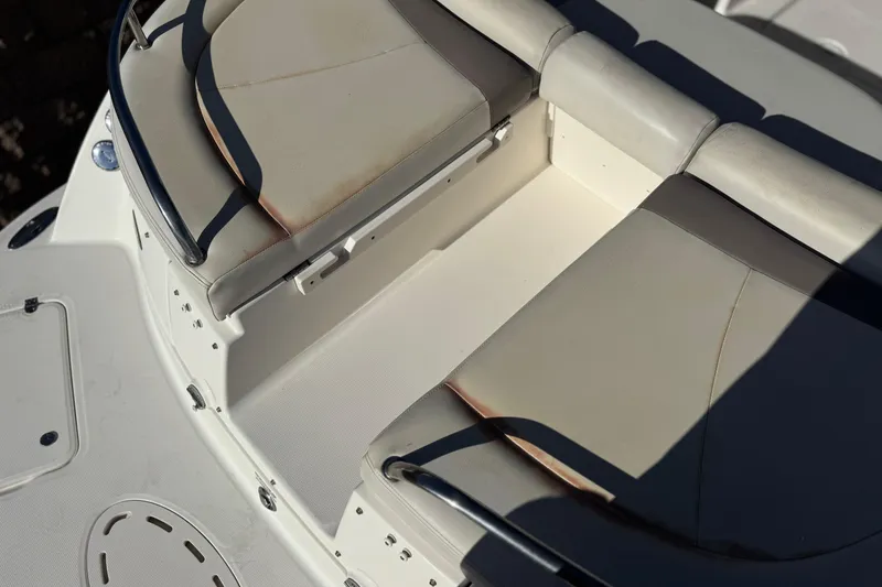 Slide: The Image of 2005 Chaparral 255 SSi boat seating area with cushioned seats and metal railings. - 10