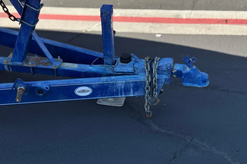 Slide: The Image of Blue trailer hitch with chains, Chaparral 255 SSi, 2005 model. - 32
