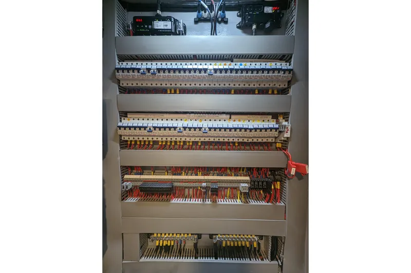 Slide: The Image of Electrical panel with organized wiring, Balance 526 model, 2021. - 27