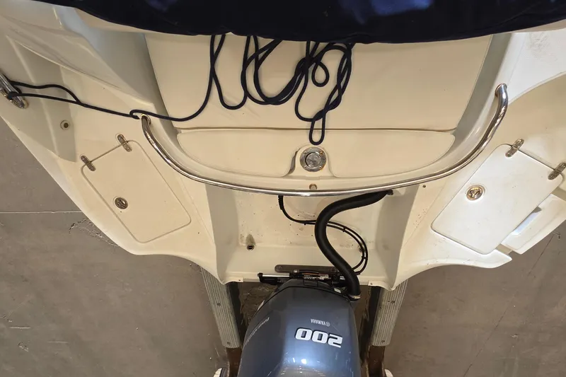 Slide: The Image of 2012 SouthWind 2400 SD boat stern with Yamaha 200 outboard motor. - 18