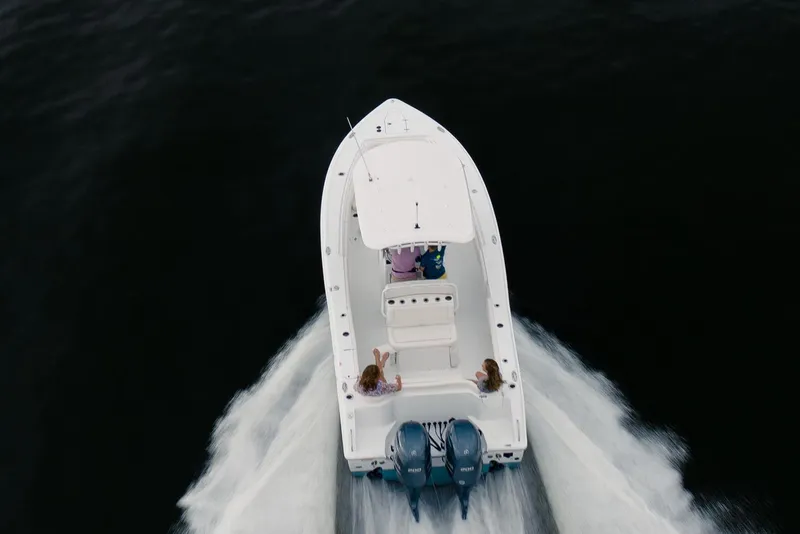 Slide: The Image of 2021 Sea Hunt Ultra 275 SE boat with dual Yamaha outboard motors. - 4