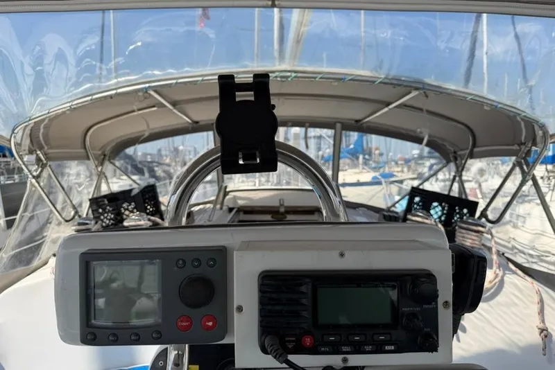 Slide: The Image of Cockpit of a 2002 Hunter 410 yacht in a marina. - 40