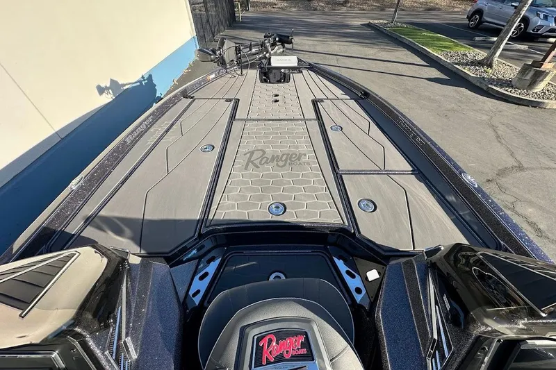 Slide: The Image of 2026 Ranger Z521R Garmin Cup-Equipped boat deck, featuring sleek design and advanced technology. - 20