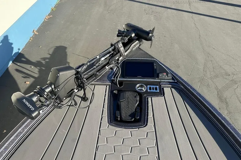 Slide: The Image of 2026 Ranger Z521R boat with Garmin Cup equipment, featuring advanced navigation technology. - 22