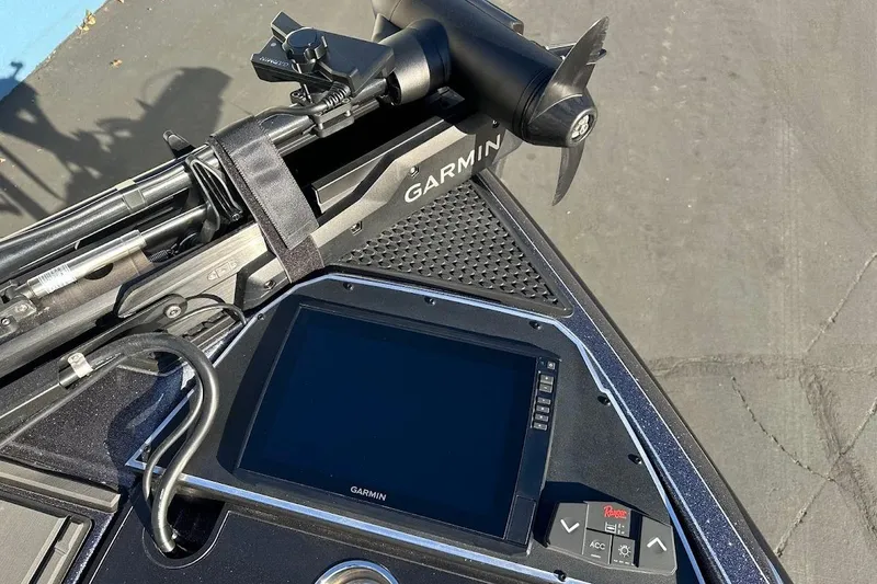 Slide: The Image of 2026 Ranger Z521R boat with Garmin Cup-Equipped technology, featuring advanced navigation display. - 23