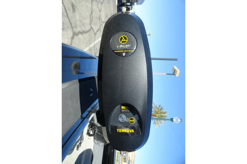 Slide: The Image of 2022 Tracker Targa V-19 Combo boat with i-Pilot Terrova trolling motor. - 18